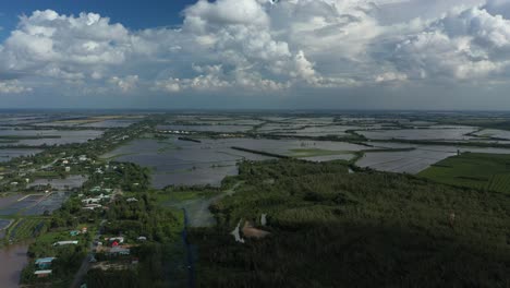 Luftfliege-Am-Nachmittag-Blick-Auf-Bunte-Mekong-Delta-Mangroven,-Landwirtschaftliche-Flächen-Und-Wasserstraßen-In-Vietnam