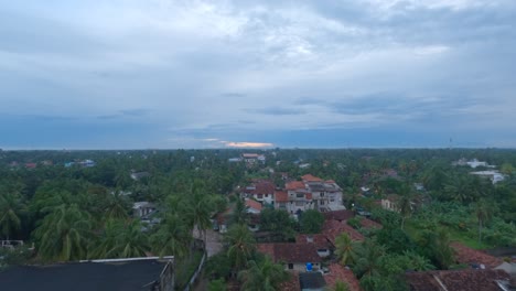 Sonnenaufgang-Zeitlos-über-Schöne-Tropische-Stadt-Mit-Palmen