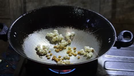 Popcorn-Explodiert-In-Der-Pfanne.-HD-Videos