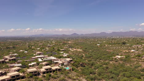 Aerial-view-of-wealthy-homes-and-hotel-in-Tucson,-Arizona