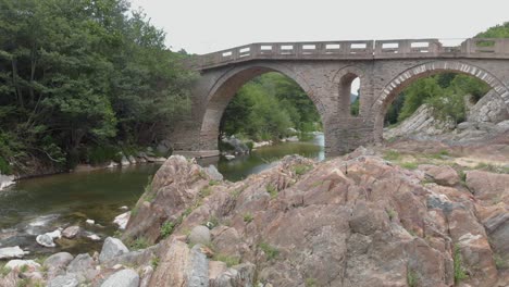 Luftbild-4K-Der-Alten-Steinbrücke-Und-Des-Flusses-Pilima-Xanthi-Griechenland
