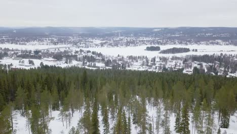 Winterblick-Auf-Den-Eisbedeckten-Kemijoki-Fluss-Und-Die-Häuser-An-Diesem-Vom-Ounasvaara-Hügel-Bei-Rovaniemi