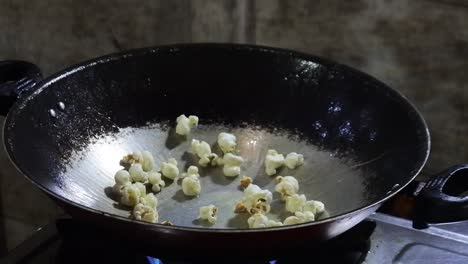 Popcorn-Explodiert-In-Der-Pfanne