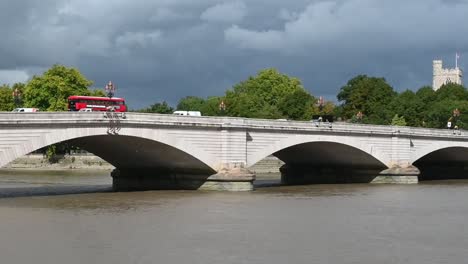 Verkehr-über-Die-Putney-Bridge-In-Richtung-All-Saints-In-Fulham,-London,-Vereinigtes-Königreich