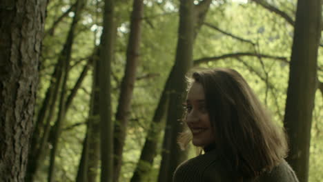 Lächelnde-Schöne-Wanderfrau-Genießt-Herbstwald