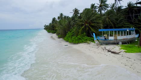 Abandoned-asian-wrecked-boat-in-tropical-coast-of-Dhigurah-island,-Maldives