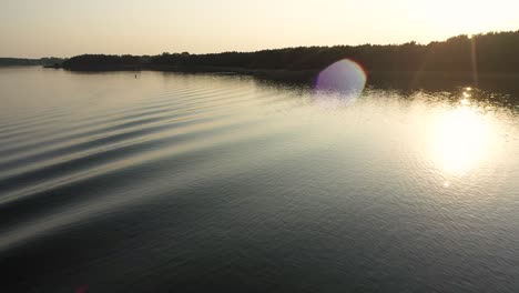 See-Von-Oben-Mit-Wellen-Und-Sonnenuntergang-Mit-Drohne-Gefilmt