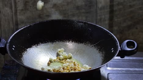 Pop-corn-exploded-on-the-pan