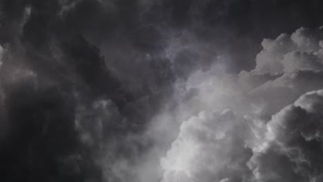 Blitze-Zucken-Zwischen-Dicken,-Dunklen-Kumulonimbuswolken-Am-Himmel