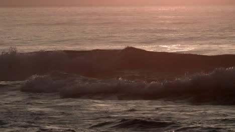 Meereswellen,-Die-Bei-Sonnenuntergang-Am-Strand-Rollen