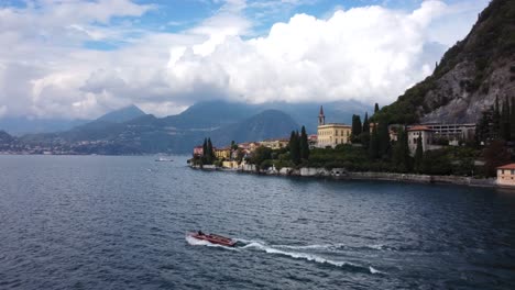 Boats-sailing-on-water-in-Lake-Como-near-Varenna-and-Bellagio,-Italy