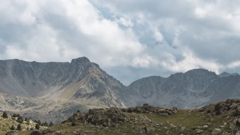 Panorama-Der-Wolken,-Die-Sich-An-Einem-Sonnigen-Sommertag-In-Andorra,-Spanien,-über-Die-Bergkette-Der-Pyrenäen-Bewegen