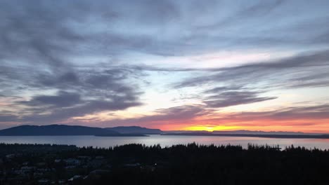 Luftaufnahme-Des-Sonnenuntergangs-über-Bellingham,-Washington