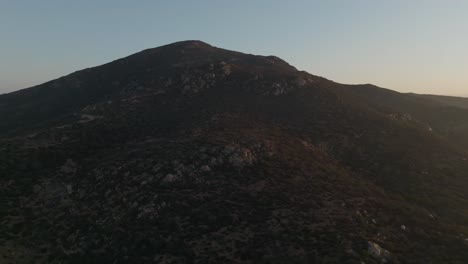 Luftbild-Von-Cowles-Mountain-In-Einem-Vorort-Von-San-Carlos-Während-Des-Sonnenaufgangs-In-San-Diego,-Kalifornien,-Weitwinkelaufnahme-Des-Serpentinenwanderwegs