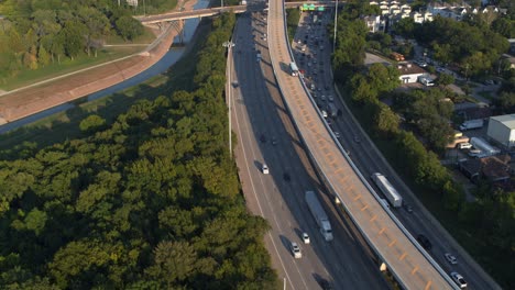 Vista-Panorámica-De-La-Autopista-I-45-Norte-Y-El-Pantano-De-Búfalo-En-Houston-1