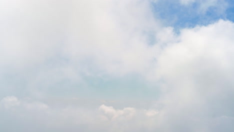 Fliegen-Durch-Die-Wolken-Zum-Klaren-Himmel