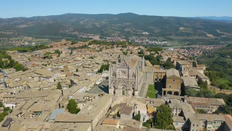 Filmischer-Drohnenflug-über-Der-Kathedrale-Von-Orvieto-In-Umbrien,-Italien