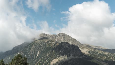 Timelapse-De-Nubes-Blancas-Moviéndose-Sobre-El-Pico-Rocoso-De-La-Montaña-De-Los-Pirineos-Cerca-De-Andorra-En-España