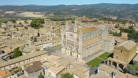 Filmische-Umkreisende-Aufnahme-über-Der-Berühmten-Kathedrale-Von-Orvieto-In-Umbrien
