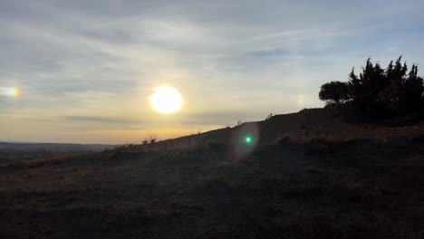 Sonnenuntergang-An-Den-Weinbergen-Kameraschwenk-In-Aranda-De-Duero,-Spanien