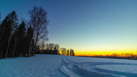 Zeitraffer-Einer-Verschneiten,-Isolierten-Waldlandschaft-Mit-Sonnenuntergang-Am-Horizont