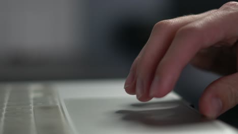 Hand-Und-Finger-Gleiten-Und-Klicken-Auf-Ein-Multi-Touch-Trackpad