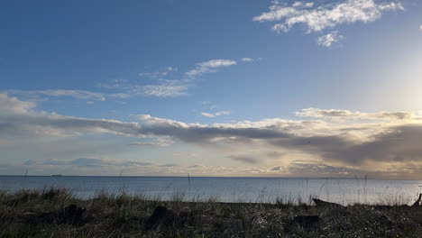 Clouds-moving-past-horizon-on-the-coast-on-Olympic-Peninsula,-establishing-shot