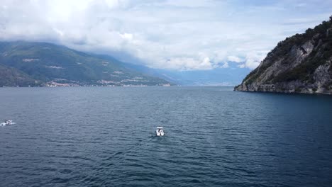 Boote-Segeln-Auf-Wunderschönem-Blauem-Wasser-Mit-Herrlichem-Berghintergrund
