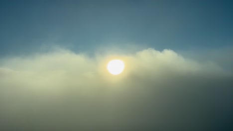 Erstaunliche-Luftaufnahme-Aus-Einem-Jet-Cockpit,-Während-Sie-Kurz-Nach-Sonnenaufgang-Mit-Der-Sonne-Voraus-über-Die-Wolken-Fliegen