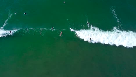 Surfistas-En-El-Muelle-De-Oceanside-En-Agua-Verde