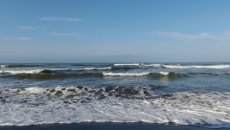 Wellen-An-Einem-Strand-In-Mexiko-Nehmen