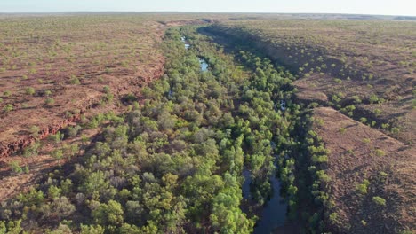 Luftaufnahmen-Vom-Blick-Flussaufwärts-Von-Daguragu-Entlang-Des-Giles-Creek,-Northern-Territory,-Australien