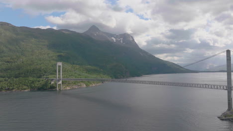 Skjom-Brücke-über-Den-Ofoten-Fjord,-Norwegen.-Europa.-Antenne,-Drohne