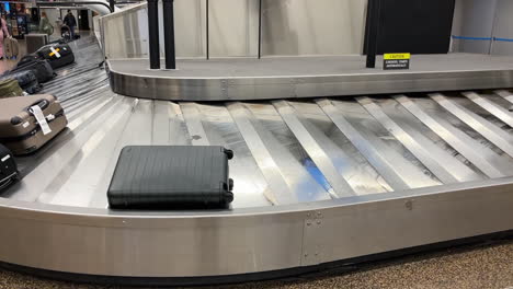 An-airport-baggage-carousel-in-the-arrivals-hall