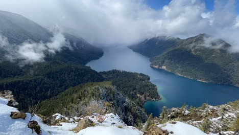 Impresionante-Vista-Al-Lago-De-Montaña-Con-Paisaje-Alpino-Y-Nubes-Rodando,-Vista-A-La-Cumbre-Mt-Storm-King
