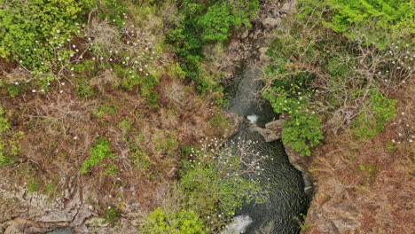 Caldera-Panama-Aerial-V3-Vertical-Top-Down-View-Elevation-Shot,-Der-Die-Wunderschöne-Landschaft-Des-Jaguatta-Wasserfalls-Und-Die-Umliegende-Unberührte-Natur-Einfängt-–-Aufgenommen-Mit-Mavic-3-Cine-–-April-2022
