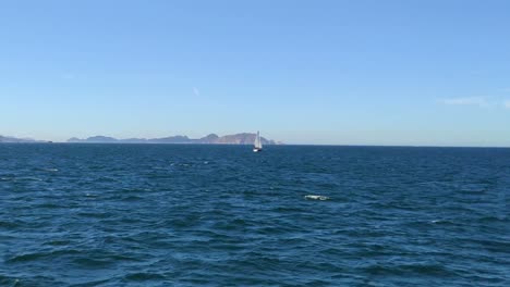 Hinter-Dem-Segelboot,-Das-An-Einem-Sonnigen-Tag-Mit-Blauem-Himmel-In-Den-Rías-Baixas-Zu-Den-Cíes-Inseln-Reist,-Schuss-Von-Hinten-Blockiert,-Pontevedra,-Galicien,-Spanien