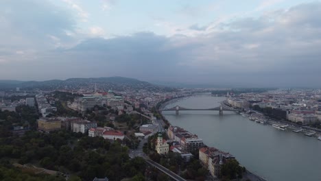 Burg-Von-Buda-In-Ungarn-Neben-Dem-Fluss-Donau