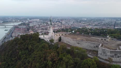 Zitadelle-Von-Budapest-über-Den-Hügeln-Von-Gellert,-überall-Auf-Der-Donau-Und-Der-Stadt-Budapest
