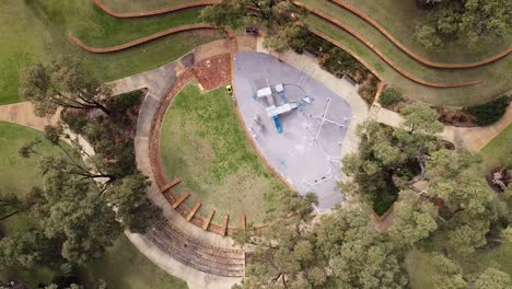 Luftaufnahme-Von-Oben-Aufsteigend-über-Las-Ramblas-Park,-Clarkson-Perth