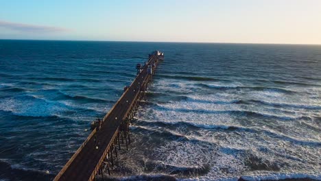 Windy-day-at-oceanside-pier