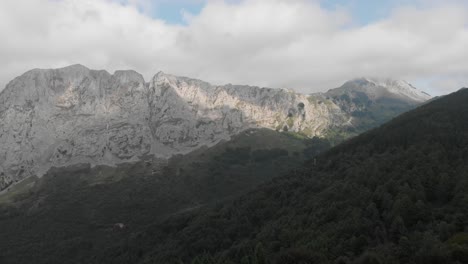 4K-Panoramic-from-the-3-cross-lookout-across-the-of-peaks-of-the-Cantabrian-Range