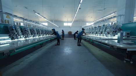 Schnell-Laufende-Stickmaschinen-In-Der-Textilindustrie-Bei-Bekleidungsherstellern