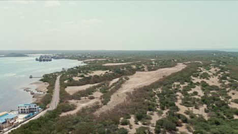 Luftaufnahme-Mit-Blick-Auf-Dünen-Und-Vegetation-Im-Sonnigen-Bani,-Dominikanische-Republik