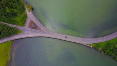 Luftbild-Von-Oben-Nach-Unten-Auf-Die-Straßenbrücke-Zwischen-Zwei-Seen-In-Der-Tropischen-Umgebung-Der-Azoren