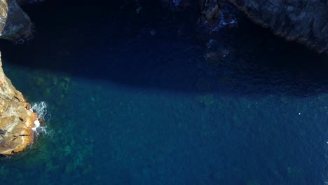 Drohnenaufstieg,-Der-Felsige-Küstenklippen-Mit-Kristallklarem-Meerwasser-Auf-Der-Vulkanischen-Insel-Sao-Miguel,-Azoren,-Enthüllt