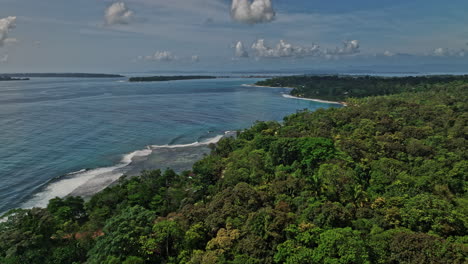 Bocas-Del-Toro-Panama-Aerial-V11-Drone-Flyover-Paunch-Beach,-Das-Den-Tropischen-Regenwald-Des-Naturreservats-Und-Eine-Wunderschöne-Seelandschaft-Mit-Wellen,-Die-An-Die-Küste-Schlagen,-Einfängt-–-Aufgenommen-Mit-Mavic-3-Cine-–-April-2022
