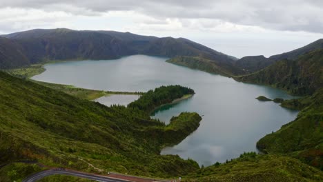 Lagoa-do-Fogo-crater-lake-valley-panorama-in-Azores,-aerial-view