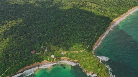 Bocas-Del-Toro-Panama-Aerial-V10-Cinematic-Flyover-Panch-Peninsula,-Neigung-Nach-Oben-Zeigt-Küstenblick-Auf-Den-Klippenstrand-Mit-Türkisblauer-Meereslandschaft-Und-Tropischem-Wald-–-Aufgenommen-Mit-Mavic-3-Cine-–-April-2022
