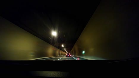 Fahrzeitraffer-Auf-Einer-Autobahn-Durch-Einen-Tunnel-Mit-Anderen-Autos,-Die-An-Einem-Sonnigen-Tag-Durch-Die-Windschutzscheibe-Fahren